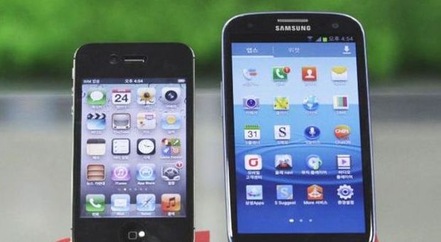 Un iPhone 4S (sinistra) e un Samsung Electronics' Galaxy S III