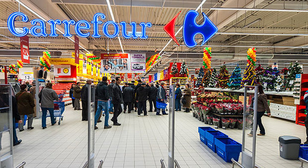 Carrefour aperto il 26 e il primo gennaio, i sindacati: «Non fate la spesa»
