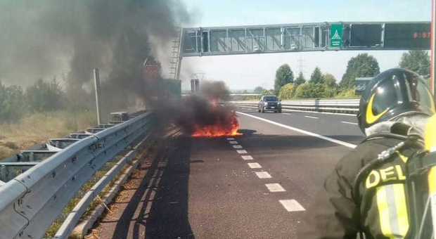 Paura sulla A28, una Lancia Libra prende fuoco in corsa: disagi al traffico