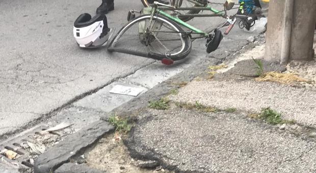 Scontro tra scooter e bici: anziano muore in ospedale nel Napoletano