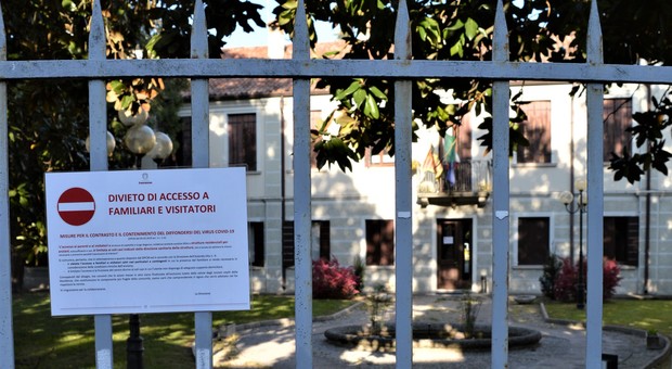 Il cancello esterno della casa di riposo "Francescon" di Portogruaro