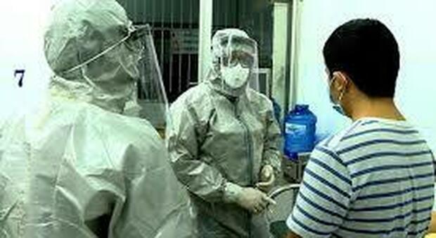 Cina, fuga di batteri da un laboratorio: infettate più di tremila persone