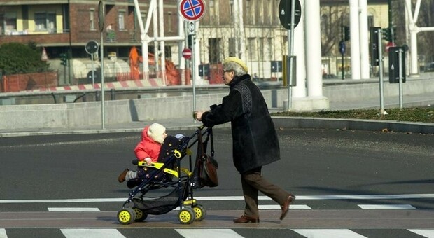 Nonna babysitter fa causa a figlia e genero: «Non mi hanno pagato il lavoro». Il tribunale le dà ragione: risarcimento di 10mila euro