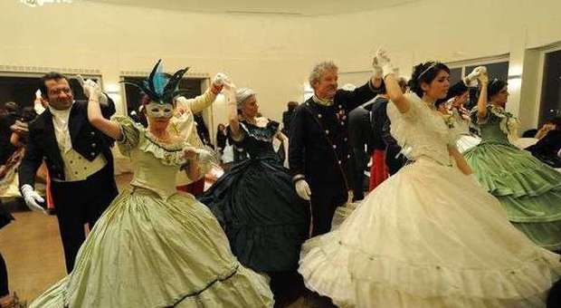 Successo del ballo ottocentesco ad Ancona al ristorante Passetto