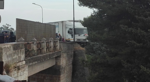 Camion sfonda il muro di protezione di un ponte