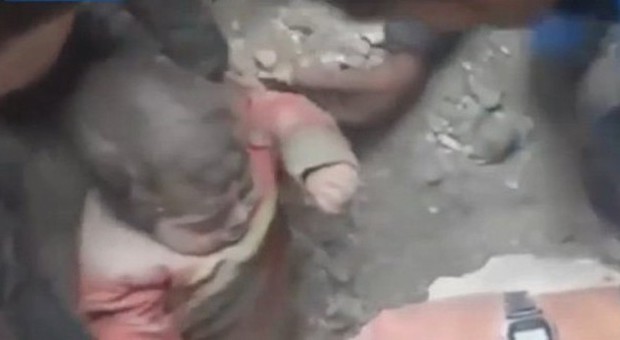 Siria, bimbo colpito dalle bombe: trovato sotto le macerie grazie ai suoi lamenti