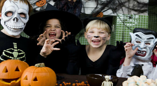 Covid, troppi bambini contagiati: «Niente Halloween». Gli over 12 non contagiati sono 400mila