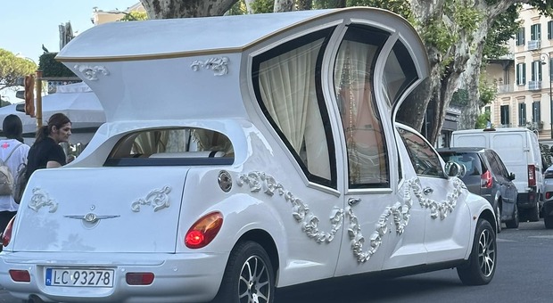 L'auto degli sposi come una carrozza: «Marito e moglie possono uscire in piedi». Elegante o troppo trash?