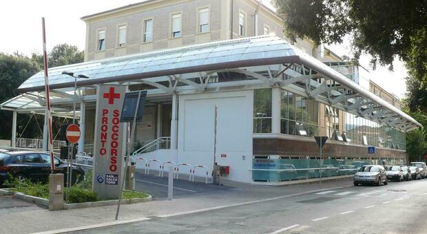 Giovane come una furia al Pronto soccorso di Pesaro: l’infermiere aggredito chiede 70mila euro di risarcimento