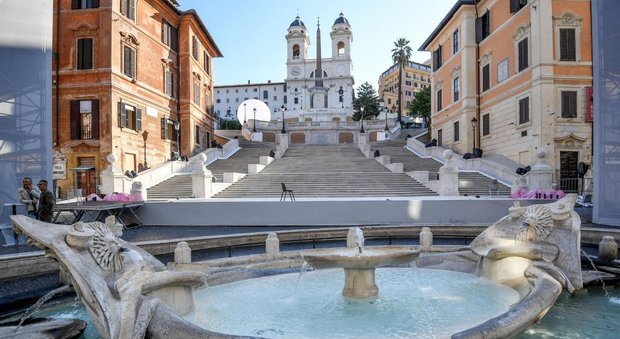 Roma, restaurata Trinità dei Monti, Raggi: «Vigili garantiranno decoro»