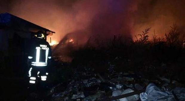 Incendio al “campo bulgari”, ventenne muore nel sonno