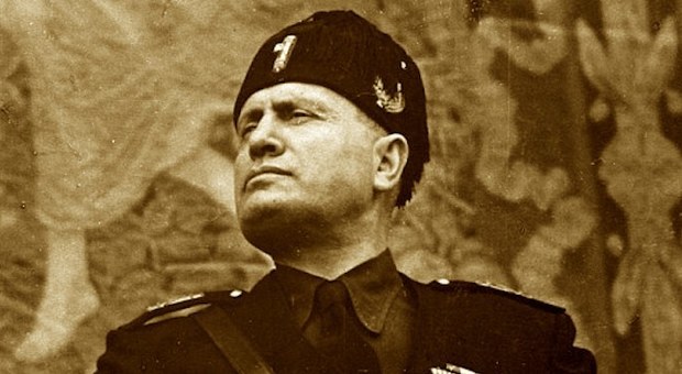 Sul muro del bar c'è l'immagine di Mussolini, la cliente chiama i carabinieri: «Mi vergogno»