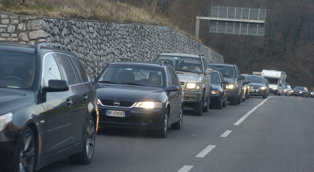 Traffico in Alemagna. Auto in fila all'uscita della A27