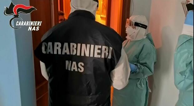 Medicine buone tra i farmaci scaduti: parroco e sindaco chiamano i carabinieri