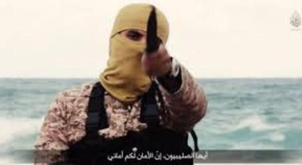 Isis, allarme del ministro libico: «Terroristi arrivano in Italia sui barconi dei migranti»