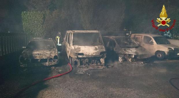 Incendio nella rivendita di auto usate: in cenere tre vetture e un furgone