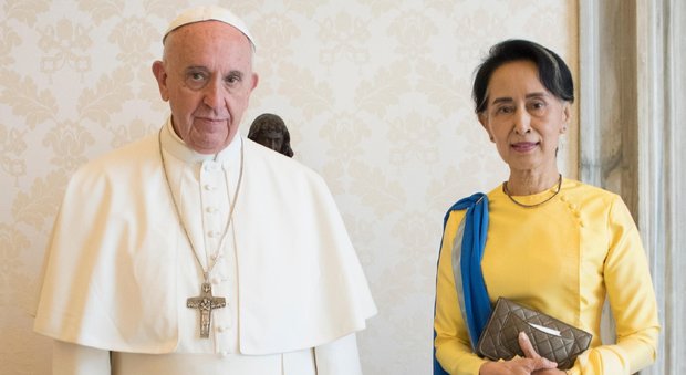 Il Papa parte per il Myanmar: «Pregate per il mio viaggio». Gli è vietato parlare dei Rohingya