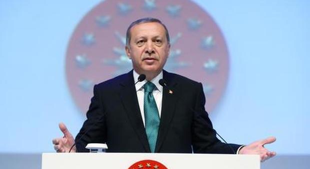 Erdogan, i turchi dovrebbero convertire euro e dollari per aiutare la loro moneta