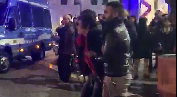 La professoressa Giachi fermata dai poliziotti durante gli scontri