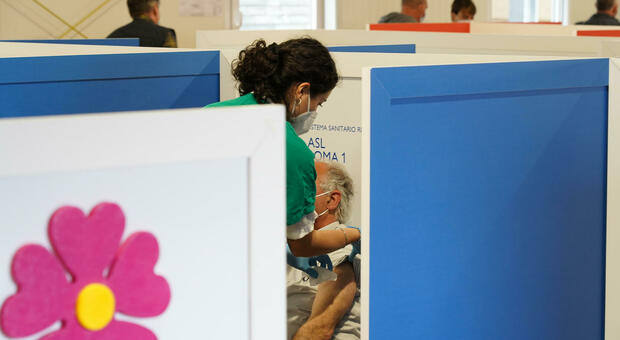 Vaccino Pfizer nel Lazio, il richiamo spostato da 3 a 5 settimane. Cosa succede a chi ha già fatto la prima dose