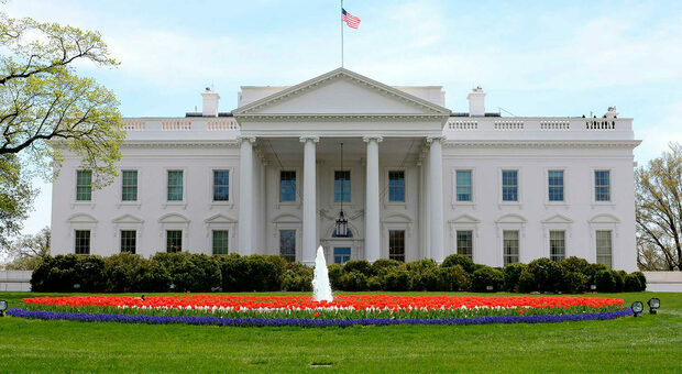 Polvere bianca all'interno della Casa Bianca (che viene evacuata). Poi l'allarme rientra: «È cocaina»