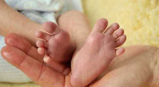 Torino, la neonata ha una malformazione e i genitori non la riconoscono: salvata dai medici