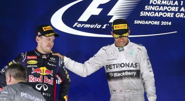 GP Singapore, vince la Stella di Hamilton, Alonso quarto dietro le due Red Bull. Raikkonen solo ottavo