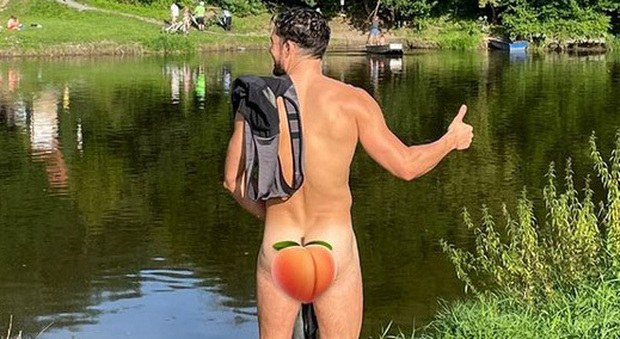 Orlando Bloom in vacanza in Italia: la foto nudo al lago nel giorno di Ferragosto