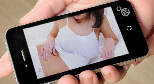 Sexting con a foto rubata al figlio: finge di avere 20 anni e si fa mandare immagini hot da una ragazza disabile