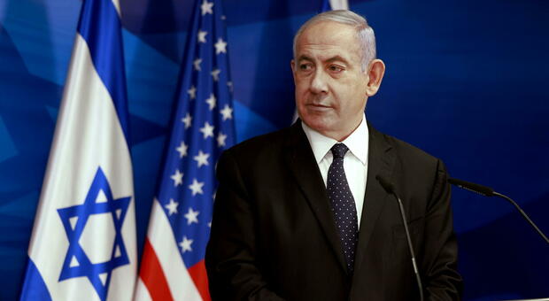 Netanyahu colto da malore durante le preghiere in sinagoga, l'ex premier israeliano ricoverato a Gerusalemme