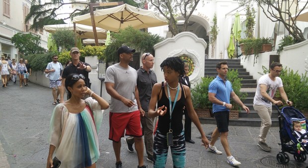 Will Smith con la famiglia a Capri sorrisi, saluti ai fans e shopping