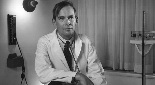 Donna operata al cuore a Salerno: i medici trovano una valvola impiantata da Christiaan Barnard 50 anni fa