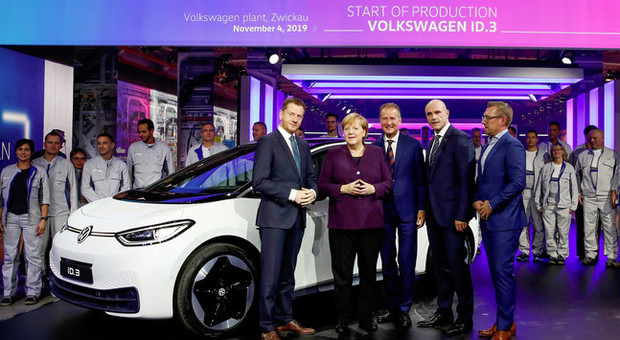 Angela Merkel alla prima della Volkswagen ID3