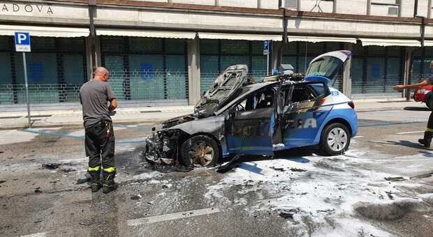 Il motore si surriscalda: a fuoco l'auto della polizia