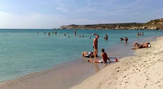 Mare agitato, fanno il bagno lo stesso: turista veneziano di 58 anni muore annegato