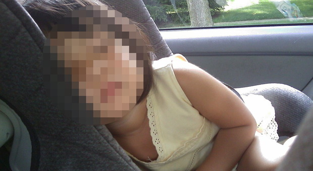 Al volante con la figlia di 18 mesi di fianco senza cintura: multato