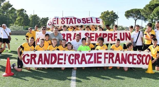 Roma, Totti ai ragazzi della sua scuola calcio: «Il prossimo anno sarò più presente»