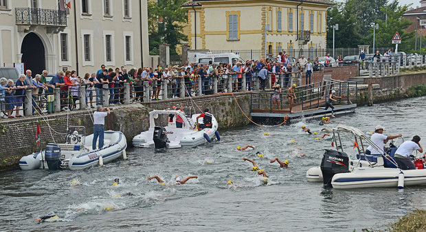 Gran Fondo del Naviglio, oltre 100 nuotatori nella storica gara di nuoto da Cassinetta di Lugagnano alla Darsena