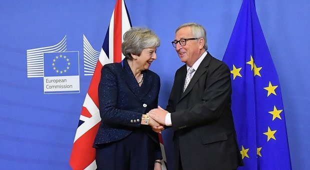 Brexit, ok dei 27 Paesi della Ue al divorzio con Londra. Juncker: «Un giorno triste». May alla sfida del Parlamento
