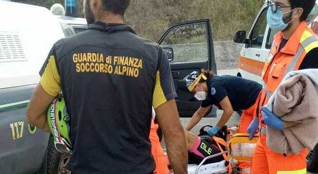 Cadono sul monte Arazecca in un percorso estremo: soccorsi due bikers feriti