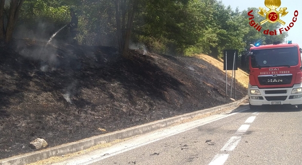 Autotreno in fiamme sull'autostrada: paura a Petina