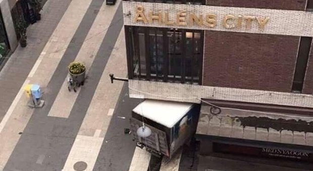 "Sconti post attentato...", la gaffe al grande magazzino di Stoccolma dove si è schiantato il camion