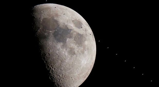IUn passaggio prospettico della Stazione spaziale vicino alla Luna
