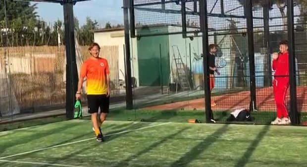 Francesco Totti, paddle che passione con la maglietta della Totti Soccer School