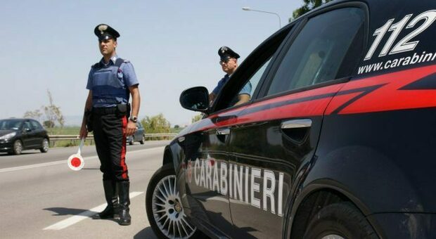 Nocera, offre soldi ai carabinieri e poi li aggredisce: denunciato