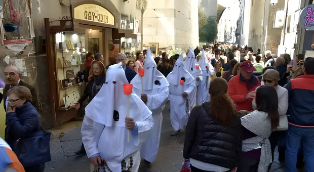 La processione dei Frati morti per il centro di Napoli