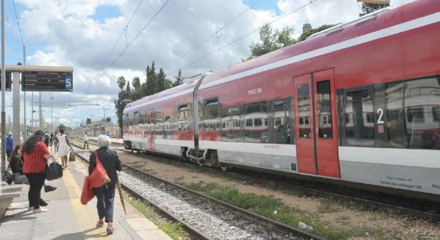 Fse cambia orario dei treni, ma non avvisa: pendolari nel caos in tutta la Puglia