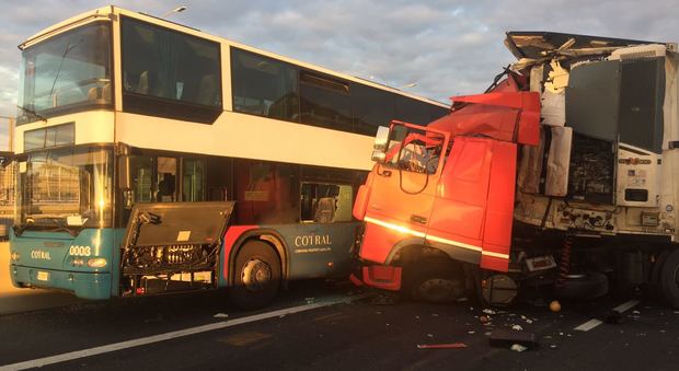 Roma, schianto tra tir e bus Cotral sull'A24: grave il conducente
