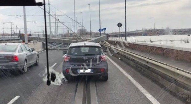 Venezia, crolla un pilone sul ponte della Libertà: traffico bloccato