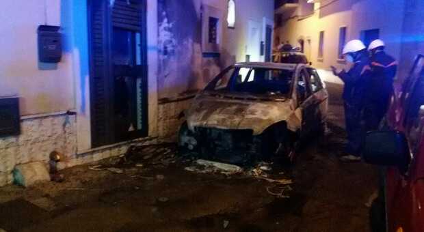 Misterioso rogo nella notte: distrutta dalle fiamme un'auto a Monteroni